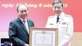 Chủ tịch nước trao Huy hiệu 30, 40 năm tuổi Đảng cho lãnh đạo Công an