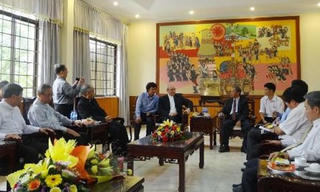 Đặc phái viên không thường trú của Tòa thánh Vatican tại Việt Nam thăm Kon Tum