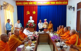 Đoàn đại biểu Phật giáo Nam tông Khmer thăm, tặng quà Ủy ban MTTQ Việt Nam tỉnh An Giang