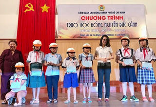 Trao học bổng Nguyễn Đức Cảnh cho con em người lao động có hoàn cảnh khó khăn