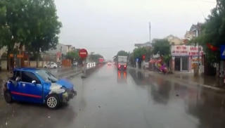 [VIDEO] Xe con văng như quả bóng giữa hai xe tải vì đường trơn trượt, hạn chế tầm nhìn