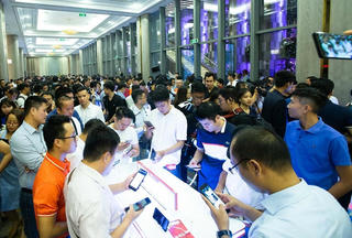 Xếp hàng dài chờ được trải nghiệm hàng ‘hot’ Vsmart