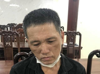 Tóm gọn đối tượng bị truy nã luôn mang súng bên người