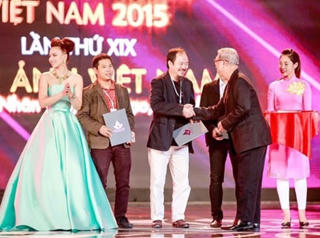 Nghệ sĩ Nhân dân cũng bị… cắt lương