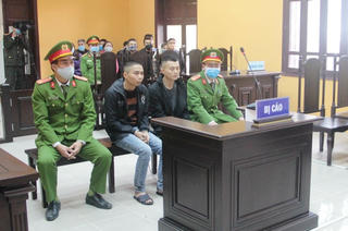 Hai đối tượng tàng trữ ‘hàng cấm’ lĩnh án