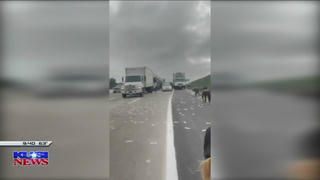 [VIDEO] 'Mưa' tiền rơi xuống cao tốc Mỹ, người đi đường tranh nhau 'hôi của'