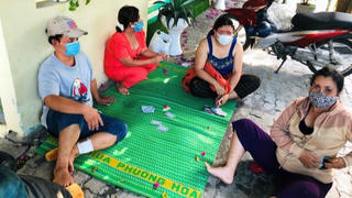Đề xuất phạt 166 triệu đồng 10 người đánh bài trên vỉa hè