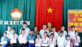 Niềm vui của cậu bé nghèo khi nhận học bổng Báo Đại Đoàn Kết