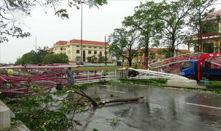 Bão số 10 tàn phá miền Trung