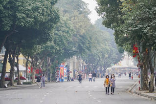 [ẢNH] Covid-19 khiến phố đi bộ Hồ Gươm vắng vẻ chiều cuối tuần