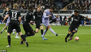 Europa League: Barcelona khó nhọc cầm hòa 1-1 với Eintracht Frankfurt