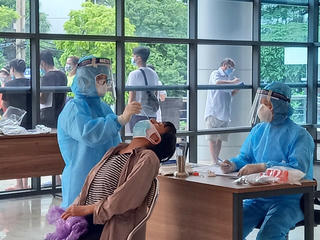 Hà Nội: 6 người trong một gia đình dương tính SARS-CoV-2