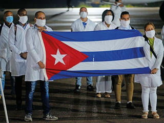 Bác sĩ Cuba tới Panama hỗ trợ chống dịch Covid-19