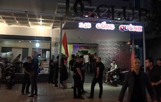 Công an đột kích quán bar, dân chơi phi tang ma tuý