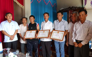 Biểu dương 3 anh em ruột lao ra giữa sông cứu người
