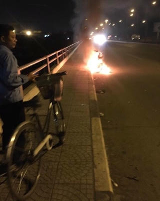 Đốt xe rồi nhảy cầu tự vẫn, nam thanh niên thoát chết nhờ... biết bơi