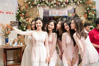 'Sao' Việt trong ngày: Dàn 'siêu' phù dâu 'đốn tim' quan khách