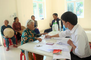 Tiền hỗ trợ người dân bị ảnh hưởng dịch Covid-19, chậm do đâu?