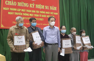 Thừa Thiên-Huế: Trưởng ban Đối ngoại Trung ương Lê Hoài Trung thăm và tặng quà các gia đình chính sách