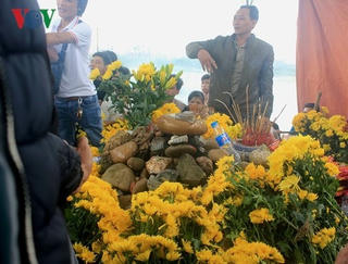 Người dân vẫn khấn vái ở ngôi mộ có 'rắn thần' ở Quảng Bình