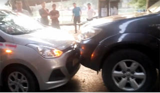 Tài xế taxi chặn xe biển xanh trên đường cấm