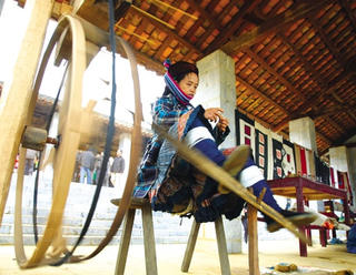 Dệt lanh - nét đẹp của phụ nữ Mông