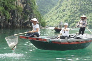 Quảng Ninh: Làm sạch môi trường  Vịnh Hạ Long