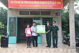 Tặng nhà cho các hộ dân tại điểm dân cư liền kề chốt dân quân biên giới