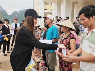 Hãy nắm chặt tay nhau…