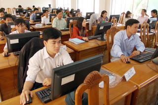 Công chức cấp xã tự đi học có được xét nâng ngạch không?