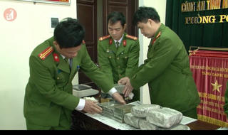 Bắt 2 đối tượng mang 20 bánh heroin, 5kg ma túy đá từ Lào về Việt Nam