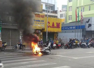 Xe máy bốc cháy ngùn ngụt khi đang dừng chờ đèn đỏ