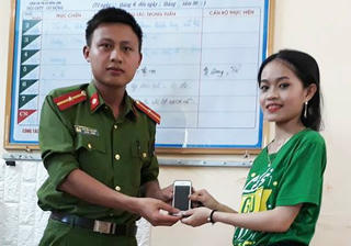 Nhặt được iPhone, Thiếu úy Công an tìm người trả lại