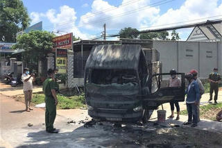 Xe chở hàng bất ngờ bốc cháy dữ dội khi đang đỗ trong nhà