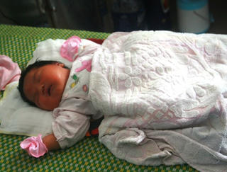 Một người mẹ sinh con gái nặng 5,2 kg