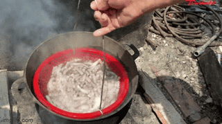 Cách người dân Vân Đồn 'đãi vàng' trong cát biển
