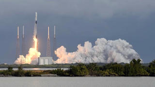 SpaceX phóng 143 vệ tinh cùng một tên lửa
