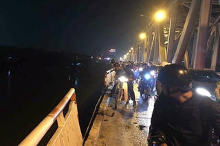 Hà Nội: Ô tô húc bay lan can cầu Chương Dương, lao xuống sông Hồng