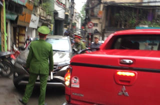 Phạt 2,5 triệu đồng, tước bằng 2 tháng tài xế ép cảnh sát đi giật lùi