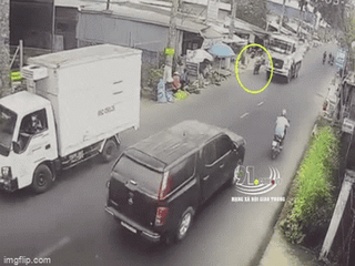 Xe máy vượt phải ngã trước đầu xe ben, lái xe tử vong