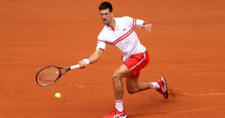 'Sao trẻ' người Italia bỏ cuộc, Djokovic giành vé vào tứ kết