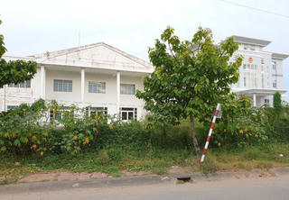 Không có lối vào, trụ sở bị bỏ hoang
