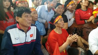 Lịch trình dày đặc của trung vệ Bùi Tiến Dũng khi về quê nhà
