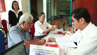 Nghỉ hưu theo tuổi khai trong hồ sơ cán bộ hay lý lịch đảng viên?