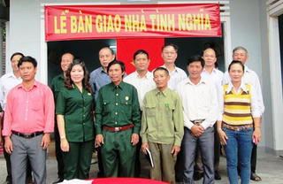 Bàn giao trên 3.000 ngôi nhà cho gia đình người có công