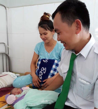 Tài xế đỡ đẻ cho sản phụ ngay trên xe taxi