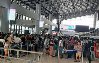 Nữ hành khách mang hành lý quá cân, cắn nhân viên hàng không