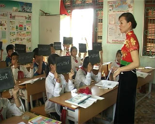 Dạy tiếng Thái, Mông trong trường tiểu học