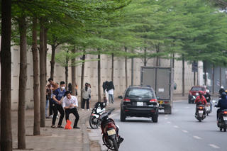 Hậu Covid-19, người Hà Nội hào hứng check-in ‘đường Hàn Quốc’ bên sông Tô Lịch