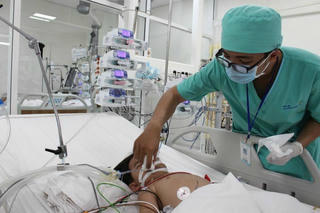 Bé trai nguy kịch vì uống nhầm xăng đựng trong chai nước giải khát